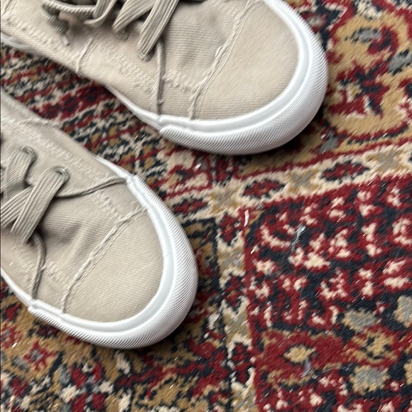 NWOT BLOWFISH 7.5 women Beige khaki Canvas Sneakers - Picture 3 of 9